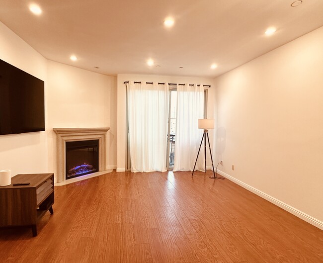 Building Photo - 5303 Satsuma Ave Unit 113