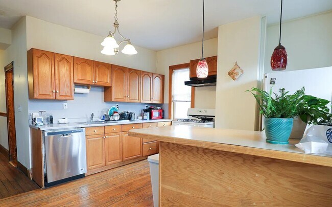 Building Photo - 346 Faneuil St Unit 2