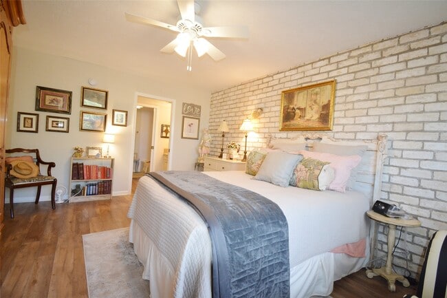 Photo - 323 E Main St