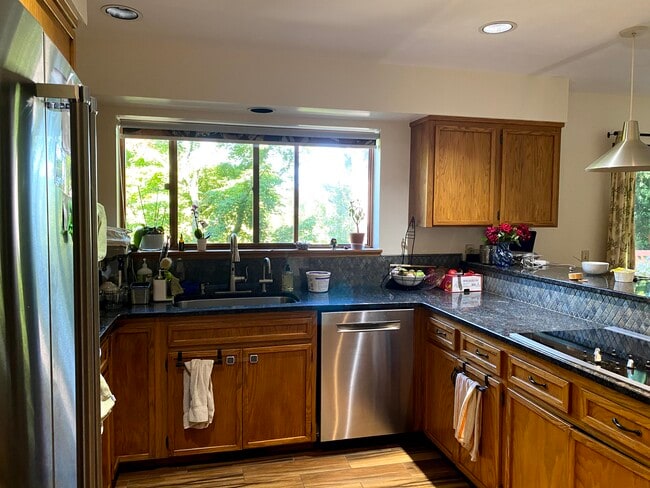 Kitchen - 1647 Jeannette Plz NW House