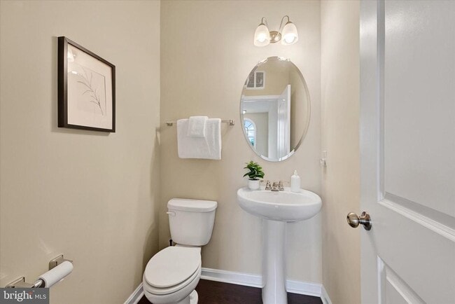 Photo - 2557 Campus Way N