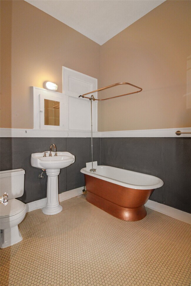 Building Photo - 1902 Church St Unit 7