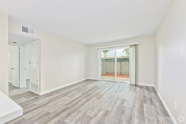 2BR, 1BA - 739SF - Living Room