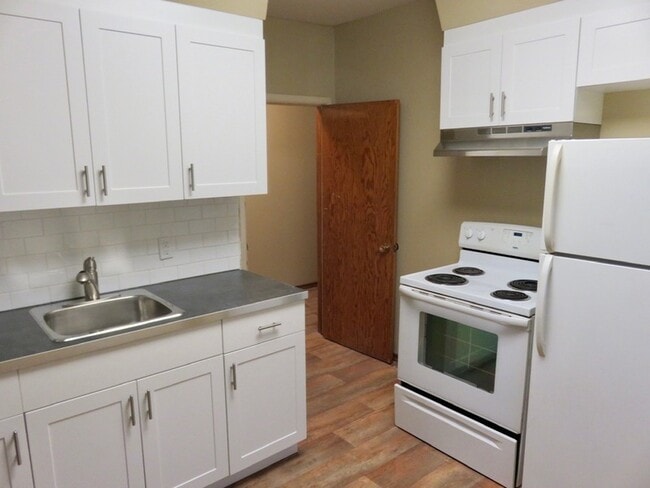 Photo - 562 Wardlaw Ave