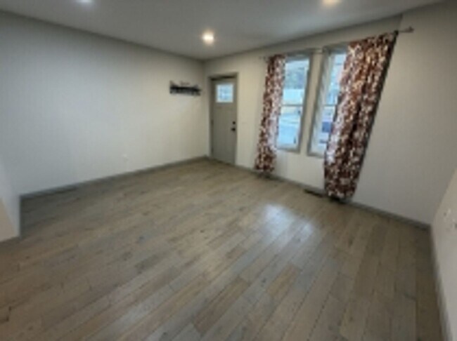 Photo - AVAILABLE FOR SHOWING !!! 4BR / 1.5BA.