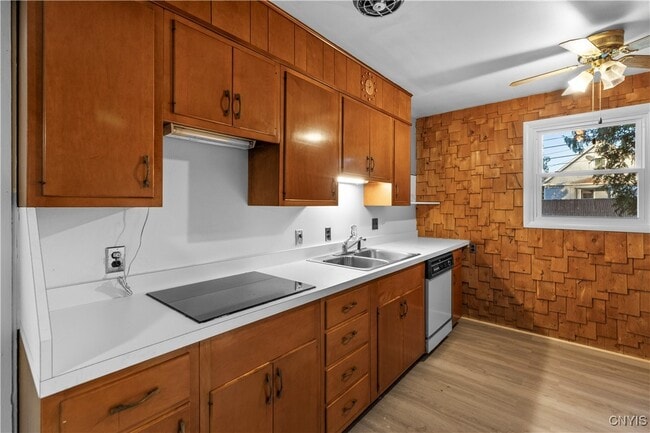 Photo - 60 Leslie Ave