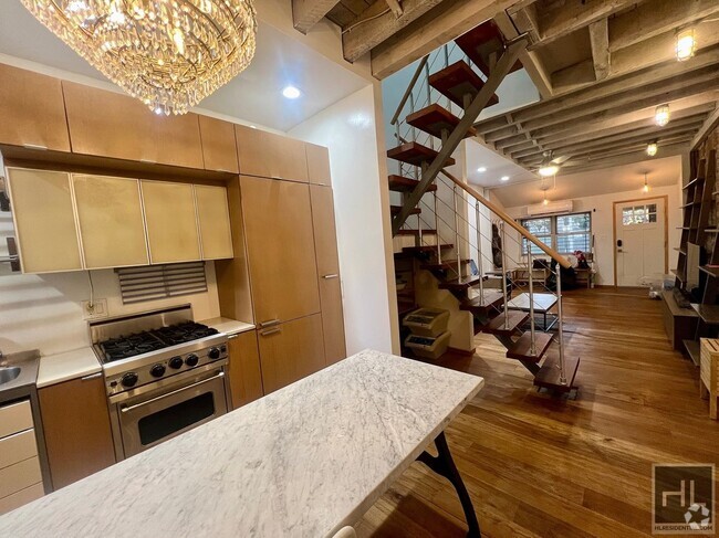 Building Photo - 1886 4BR 2BA Townhouse Duplex Renovated by... Unit 1