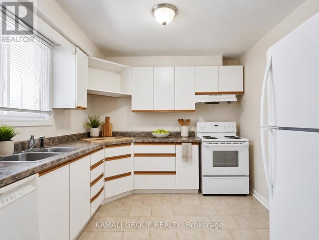 Photo - 363 Grandview St S
