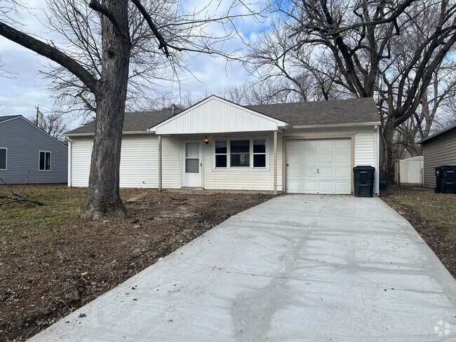 Building Photo - UPDATED HOME WITH NEW WINDOWS, FLOORING & ...