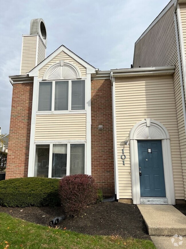 Building Photo - Renovated Crestwood Condo - 2 bedroom