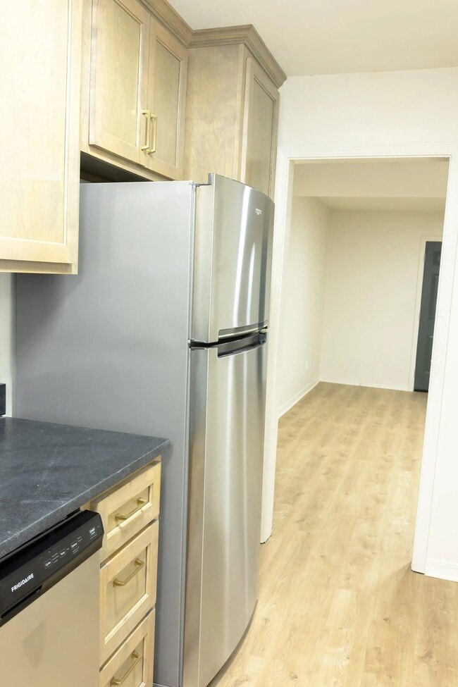 Stainless Steel Appliances - White Columns