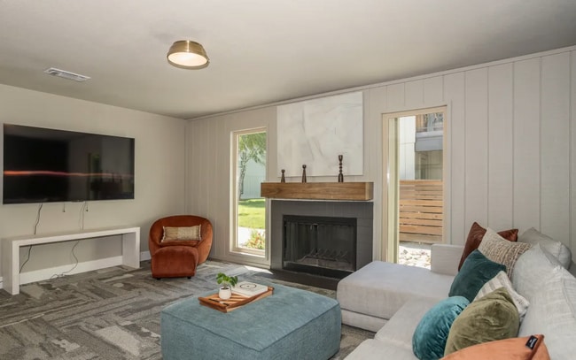 Photo - El Macero Apartments