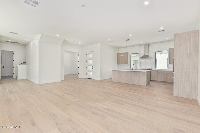 Building Photo - 1625 E Lamar Rd Unit 1