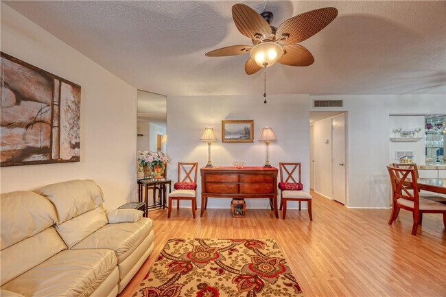 Building Photo - 2400 NE 10th St Unit 204