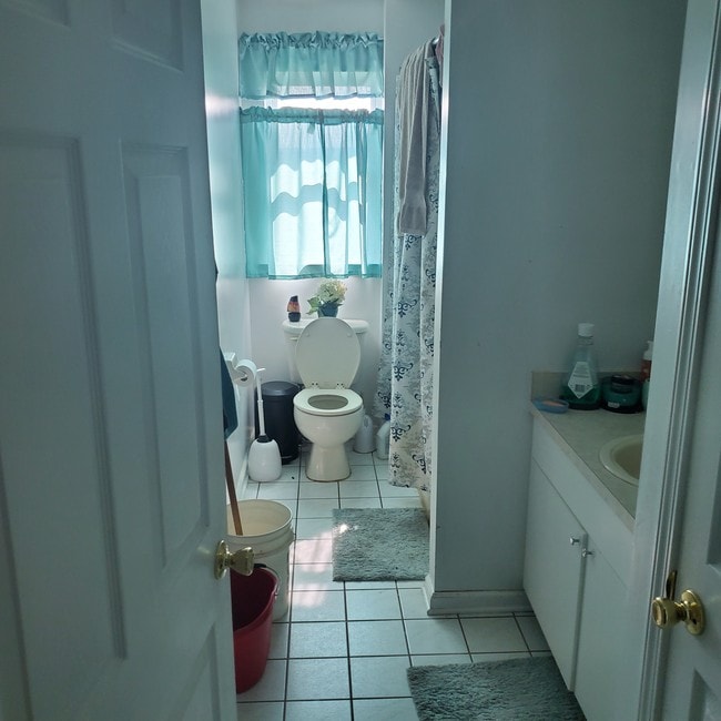 Hallway bathroom - 806 Hampden St Unit 2nd f
