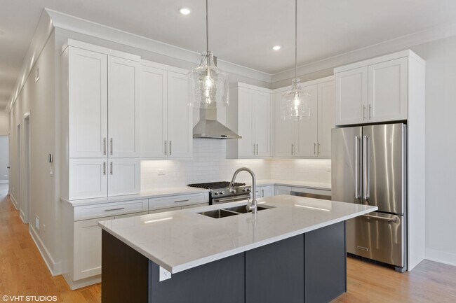 Building Photo - Pet Friendly 3 Bed 2 Bath Condo Quality in Roscoe Village Unit 3122 - 2S