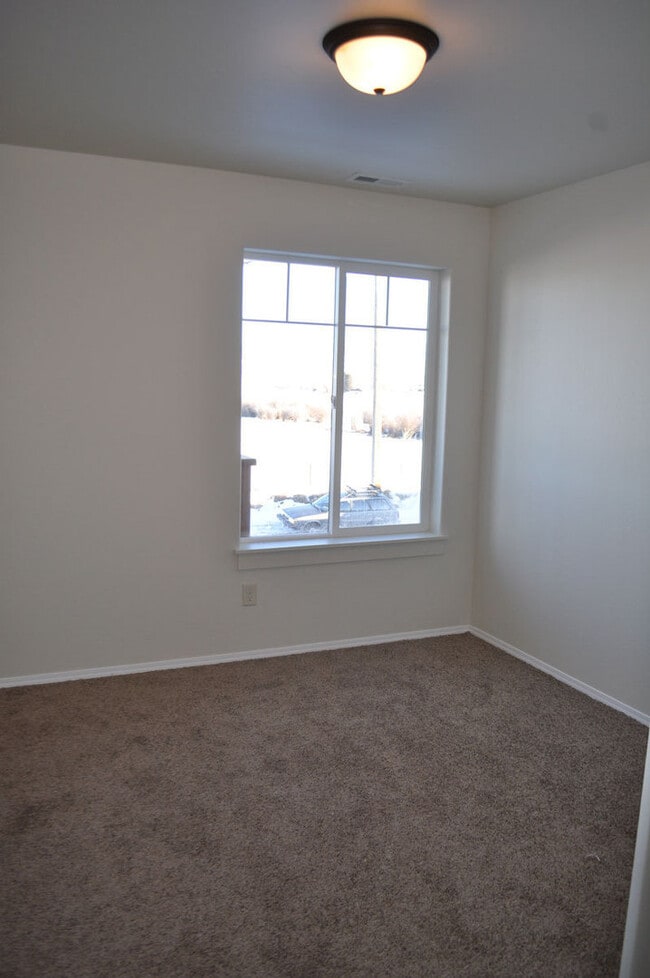 Photo - 3 Bedroom 2 Bathroom Condo * Flexible Leas...