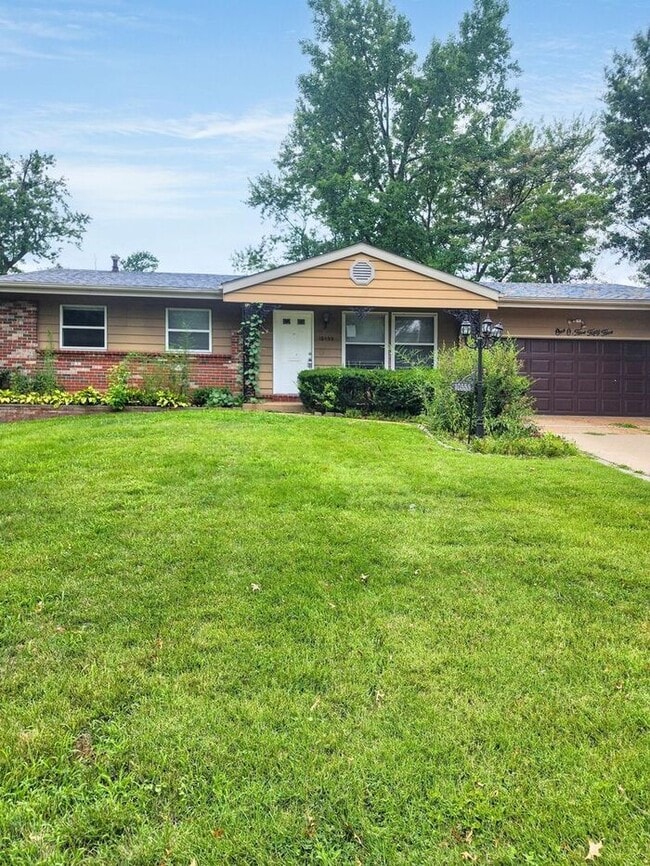 Charming 3-Bedroom Home with Fenced Yard /... - Charming 3-Bedroom Home with Fenced Yard /...