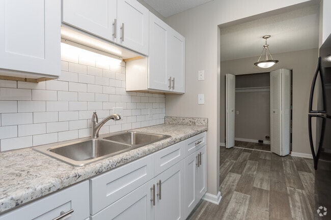 2BR, 2BA - 1000SF Upstairs Renovated - Kitchen