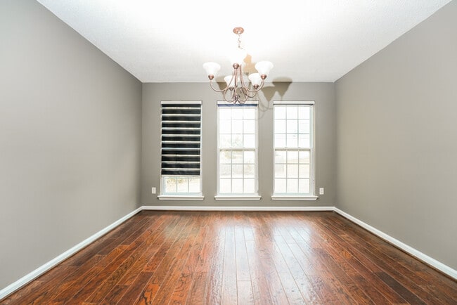 Photo - 5549 Village Ridge