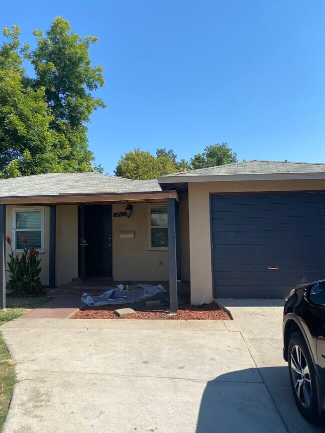 Photo - 1211 E Lansing Way