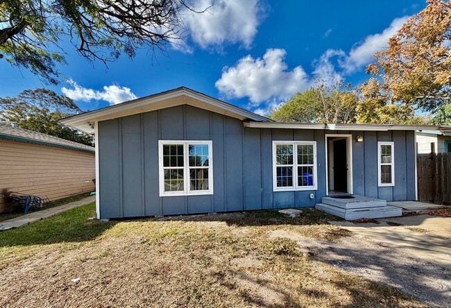 Building Photo - 3229 Sarita St