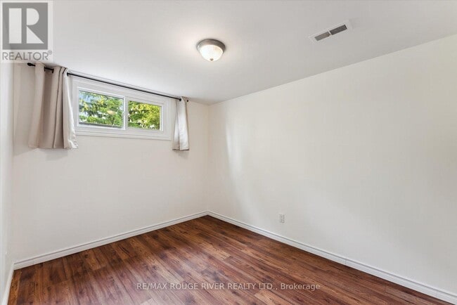 Photo - 1121 Brock St S