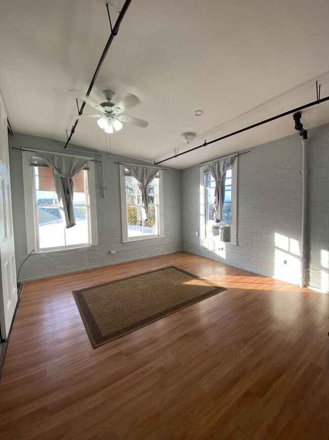Photo - Gorgeous top-floor studio apartment in Walkable Magazine St Location Unidad 924 Suite 304