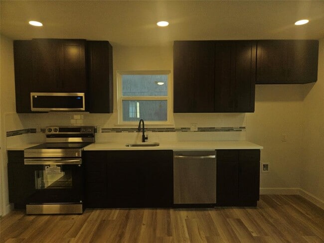 Photo - 00 Mora St