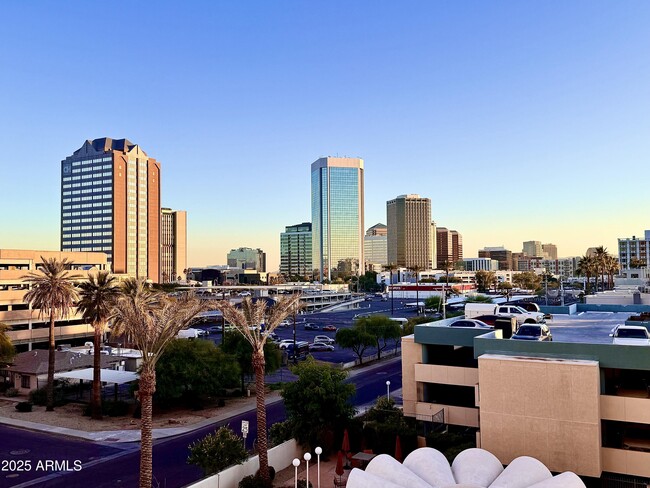 Building Photo - 207 W CLARENDON Ave Unit 4H