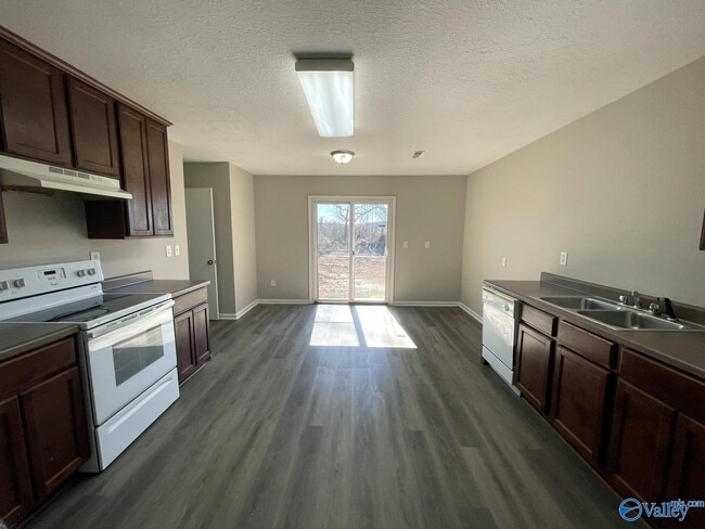 228 Whitestone Dr NE