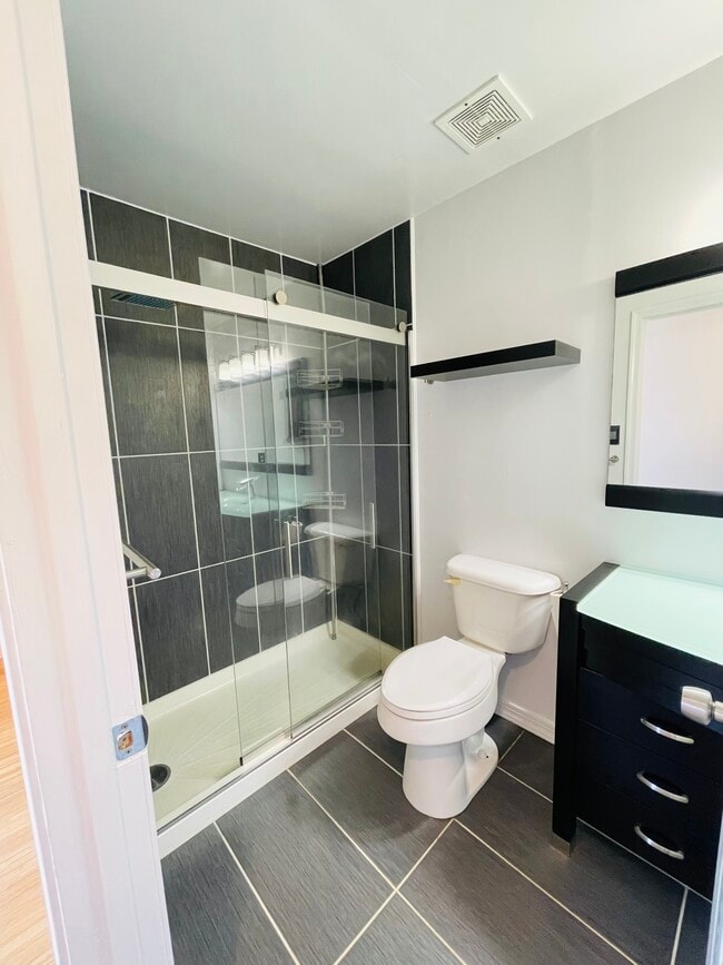 Master bathroom - 6423 Richmond Hwy Unit 203