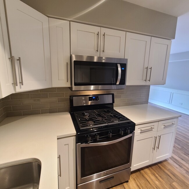 Kitchen - 10501 S Highland Ave Unit 103 B