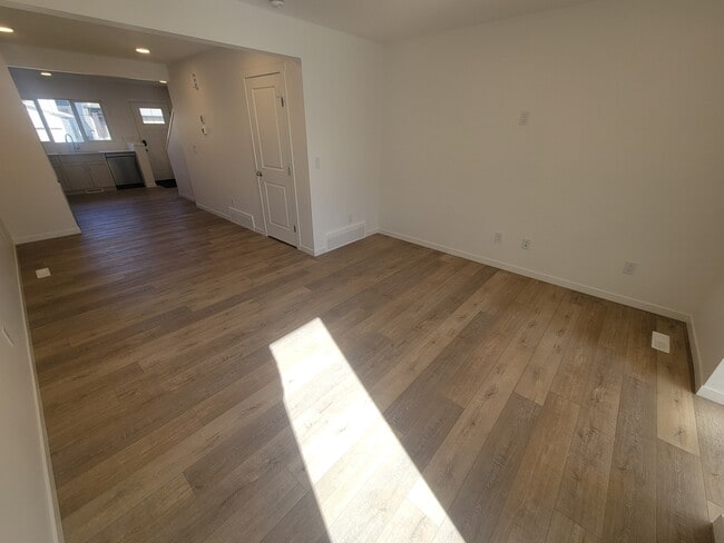 Photo - 2023-2210 210 St NW