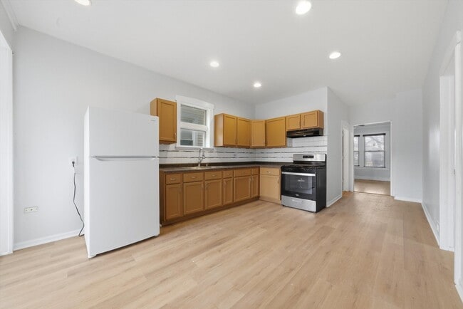 Photo - 3311 N Kostner Ave
