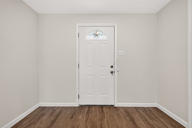 Photo - 7407 Cortes Dr