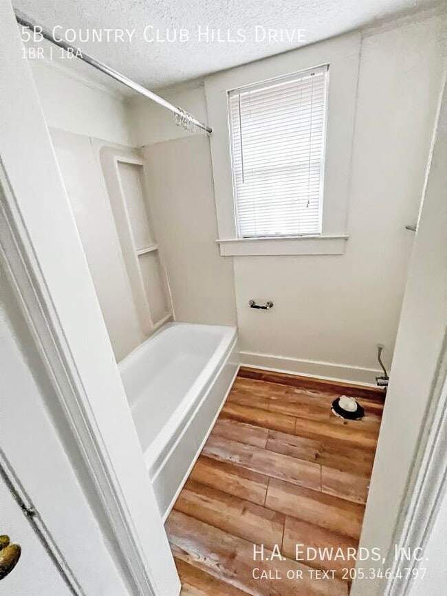 Photo - 5 Country Club Hills