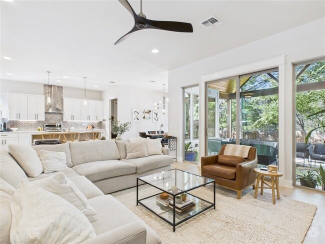 Building Photo - 3002 Sunridge Dr