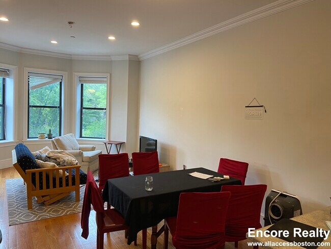 Building Photo - 1089 Beacon St Unit 9