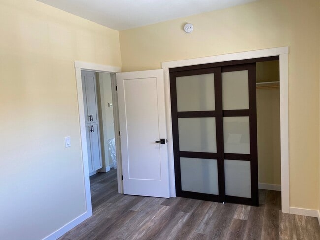 Dormitorio - 1334 Ella St