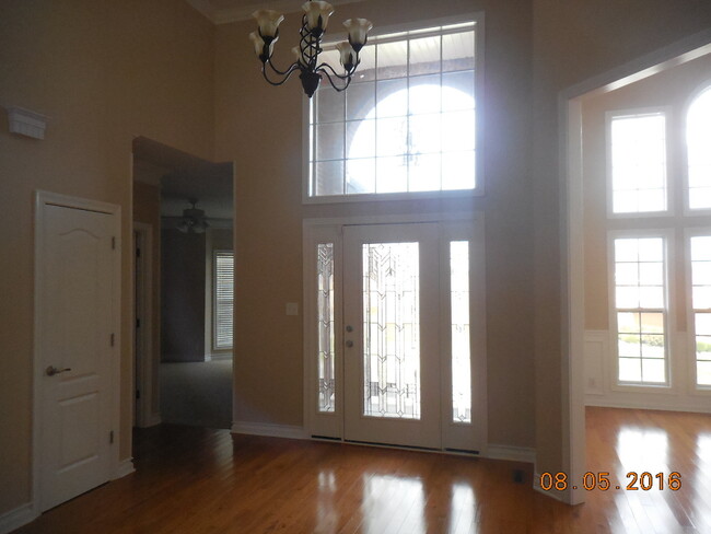 Photo - Lage 3 Bedroom 2 1/2 Bath Pet Friendly Home For Rent