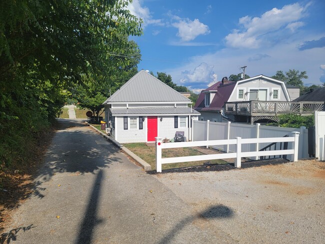 Building Photo - 200 Jacksboro St Rental