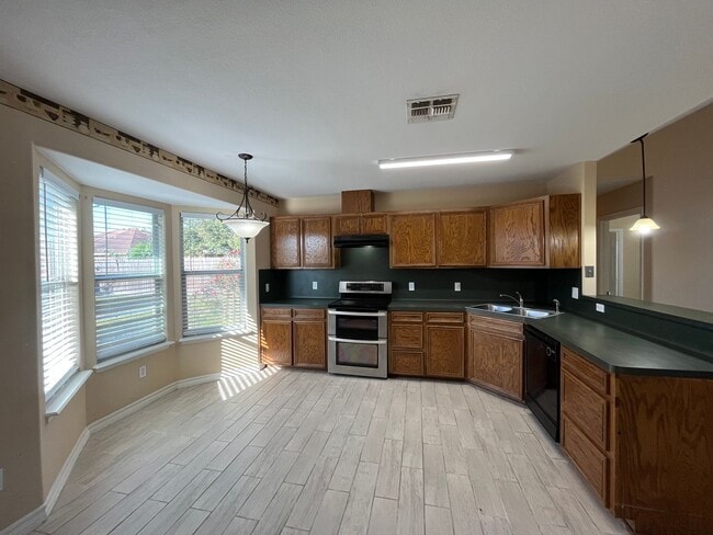 Photo - THREE BEDROOM QUICK COMMUTE TO CROSSTOWN SOUTH