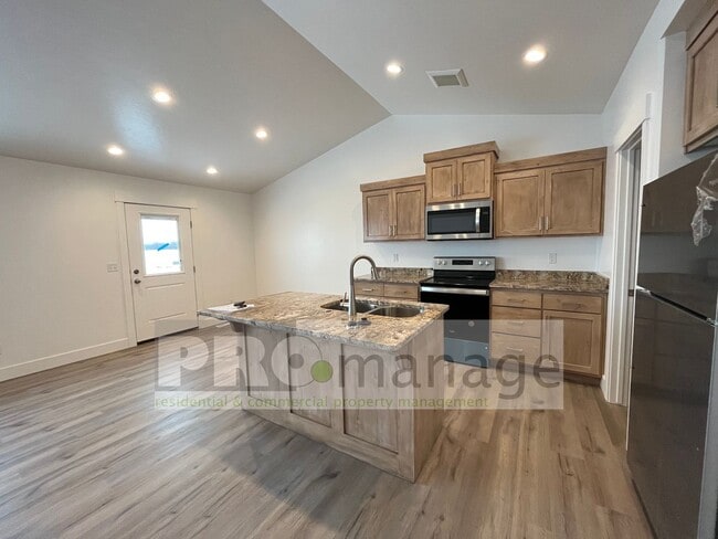 Brand New 3 Bed / 2 Bath Townhouse with 2-... - Brand New 3 Bed / 2 Bath Townhouse with 2-...