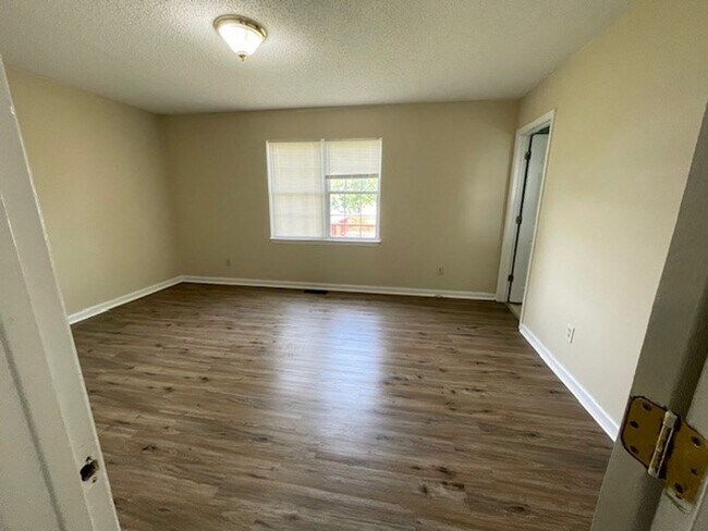 Photo - READY TO MOVE IN! 3 BEDS/2 BATHS!