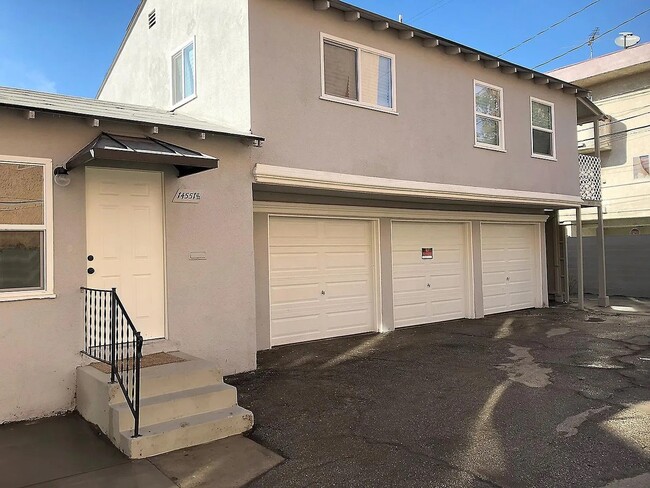14551 1/2 Hart St
