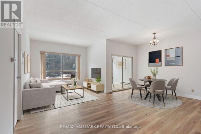 Photo - 249 Major Mackenzie Dr E Unité 105