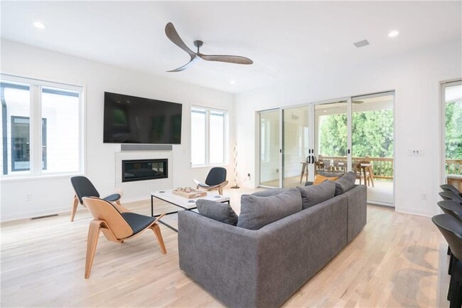 Photo - 562 Rankin St NE