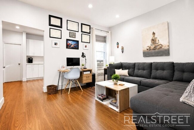 Building Photo - Renovated Spacious 2 BR in Bushwick