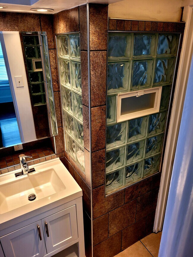 bath room - 1511 N Cass St Unidad upper